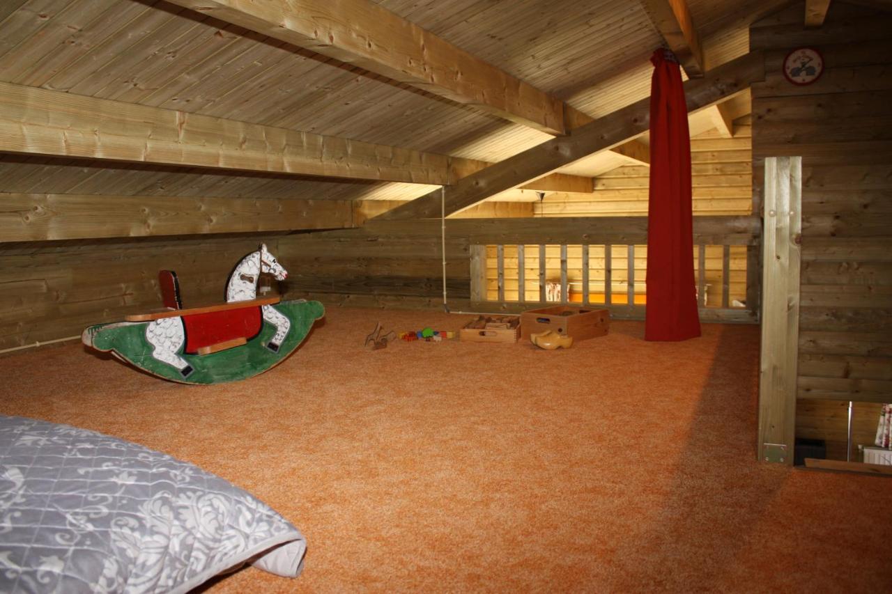 Villa Emilia - Gemuetliches Kinderfreundliches Blockhaus Mit Umzaeuntem Garten Синт Аналанд Екстериор снимка